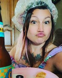 Elisha Trinkle's Instagram, Twitter & Facebook