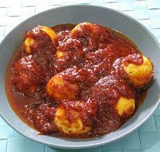 Masak hingga bumbu halus larut dalam santan. My Day My Life Sambal Telur Rebus Goreng