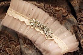 Bridal Garters Make It And Toss It David Tutera Wedding Blog It S A Bride S Life Real Brides Bloggin Diy Mariage Jarretiere Mariage Accessoire Mariage
