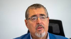 Bernardo Arévalo llama a los guatemaltecos a protestar para defender la  democracia