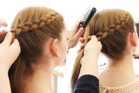 Einfache Flechtfrisuren In Nur 5 Minuten So Geht S Flechtfrisuren Geflochtene Frisuren Und Frisuren