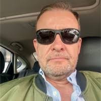 90+ perfiles de «Enrique De Los Santos»