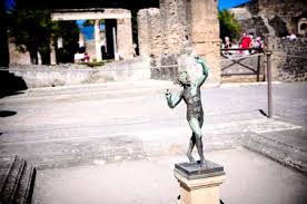 Das haus des fauns war die größte und teuerste residenz der antike pompeji und heute ist es das meistbesuchte aller häuser in den berühmten ruinen der antiken römischen stadt an der westküste italiens. Das Haus Des Fauns Antike Romische Statue Des Tanz Faun Die Antike Statue In Archaologischen Ausgrabungen Gefunden Gab Den Namen In Das Haus Von Pompeji Lizenzfreie Fotos Bilder Und Stock Fotografie Image
