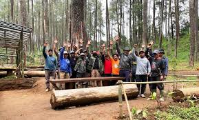 Pemandangan di sekitar teluk yang sangat menjorok ini pun layaknya hutan amazon, rimbun dengan berbagai pepohonan dan juga tanaman bakau. Hnk356vn7rxuzm
