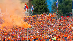 De oranjes (plural of oranje, lit. Formel 1 In Zandvoort Appell An Oranje Fans Kein Hooligan Gehabe Lewis Hamilton Mit Gastfreundlichkeit Uberraschen