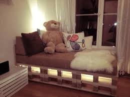 Kucing bisa tidur dengan pulas dengan merebahkan dirinya di. Lingkar Warna 16 Desain Tempat Tidur Unik Dari Kayu Pallet Bekas