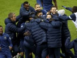 Een geweldige spits met voetbalshirts en thuisshirt met rugnummer 10 en mbappe achterop. Frankrijk Is Zelf Zijn Grootste Tegenstander