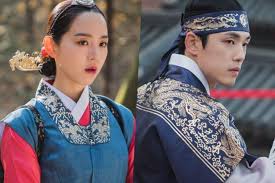 Queen episode 1 with english subtitles watch. Shin Hye Sun And Kim Jung Hyun Come Across Tense Situations During Banquet In Mr Queen Soompi