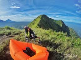 Opini dimasyarakat yang menyebutkan bahwa sosok dari pecinta alam tersebut terkadang terkesan selalu. Gunung Yang Dikelilingi Gunung