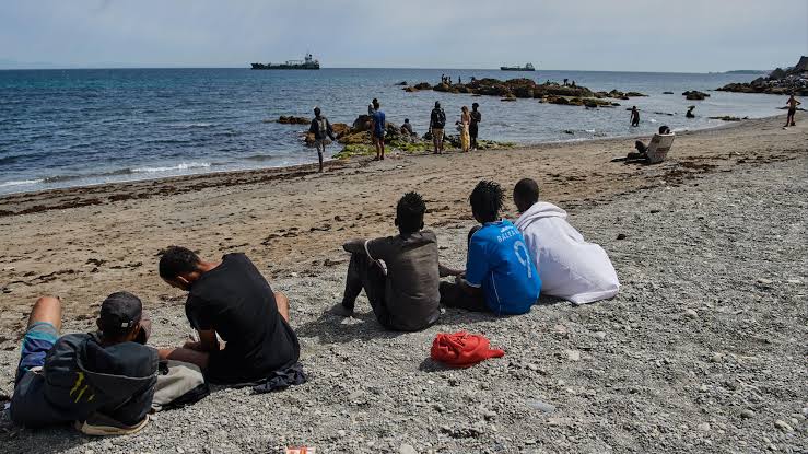 Niños deambulan en Ceuta ante la saturación de los centros de acogida
