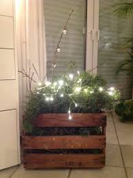 Weinkiste Gefullt Mit Kiefern Und Tanne Sowie Lichterkette Weinkiste Lichterkette Deko Hauseingang Weihnachten