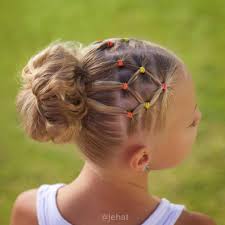 Beautiful floral bun for short hair. Jillehat Second Day Hairstyles Girly Hairstyles Girl Hairstyles