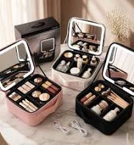 MALETA DE MAQUILLAJE DISPONIBLE ✨❤️💄 Desliza para que veas nuestros colores disponibles 🖤🩷🤍 #tiendademaquillaje #belleza #mujeres #maletas #tiendadebelleza