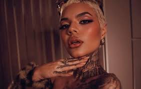 Melissa Gate y Don Day se lanzan dardos...