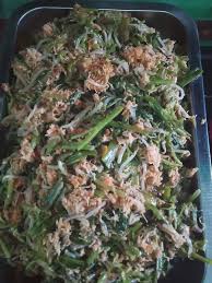 Selanjutnya ada kluban, salah satu jenis makanan yang bila dilihat sekilas dari gambar sangat mirip dengan salad, bedanya kuliner ini direbus kemudian diberi parutan kelapa serta bumbu sambal. Kluban Urab Food Cabbage Brussel Sprout