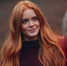 Rose Granger Weasley una Bruja Popular y Elitista Rose Granger Weasley  heredó la inteligencia de su madre, su inteligencia se evidencio a muy  temprana edad, ella era brillante en todo lo que