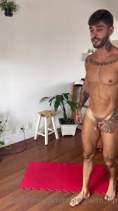 thexxxgaypics: RAFAEL GUETO: TATUADO SE CONTORCE PARA MOSTRAR O CUZINHO  PELUDINHO