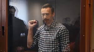 Russian opposition activist alexei navalny makes a heart gesture during a hearing into an application by the russian federal penitentiary service to convert his suspended sentence of three and a. L Opposant Russe Alexei Navalny Condamne En Appel Et Menace De Camp De Travail L Echo