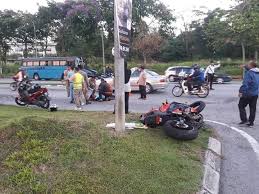 Menurutnya, ia melibatkan sebuah kereta, sebuah motosikal dan seorang. Pilih Baju Putih Seolah Beri Petanda Pelajar Meninggal Di Hari Graduasi Di Pangkuan Ibu Bapa Remaja