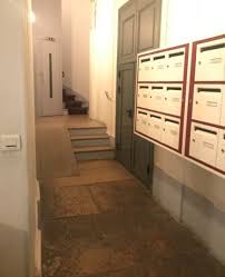 L Interieur Du Hall B De L Immeuble De 6 Etages Du 10eme La Porte A Droite Est Reliee Au Salon De Coiffure Situe Au Rez De Ch Immeuble Rez De Chaussee