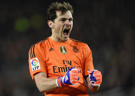 13 14 fue convocado por primera vez con el primer equipo, con apenas 16 años y perteneciendo al juvenil a, para el partido de liga de campeones del 27 de noviembre de 1997, quinto partido en el camino. Even Barcelona Fans Like Him Iker Casillas Set For Return To Real Madrid In New Role Following Retirement Talksport Told