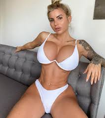 Jessica Weaverさんのインスタグラム写真 - (Jessica WeaverInstagram)「Rate this bikini???  I cant