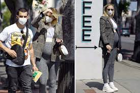 Joe jonas and sophie turner. Pregnant Sophie Turner Flaunts Baby Bump In Leggings And Crop Top