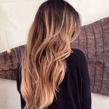 Khloe Kardashian Changed Her Hair Up Yet Again Over The Weekend And It S Stunning Hair Styles Pink Ombre Hair Hair Color