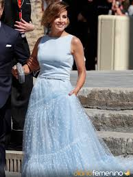 Es rojo con flores y abajo tiene bordado blanco, me lo pongo con zapatos blancos. Como Vestirse Para Ir A Una Boda En Verano Looks Para No Pasar Calor