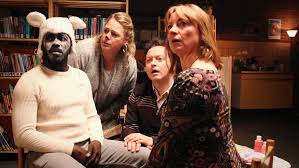 De naam henry van loon kun je misschien nog wel herinneren, want deze grappenmaker heeft eigen shows, is in een aantal films te zien, zit in de serie de luizenmoeder, heeft jennifer hoffman van binnen gezien en gooide hoge ogen bij de roast van giel beelen. De Luizenmoeder 1x05 Winterklaas Trakt Tv