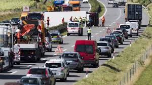 Que faire en cas d'accident sur l'autoroute. Lausanne Geneve Un Camion S Est Couche En Travers De La Berme Centrale Trafic Perturbe
