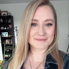 Lynn Risinger's Instagram, Twitter & Facebook