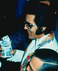 Elvis Presley remains a legend because he loved his fans deeply 💖🌹