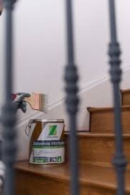 Une fois le ponçage effectué, nettoyez l'escalier avec une éponge humide et un aspirateur. Comment Peindre Un Escalier En Bois Brut Zolpan