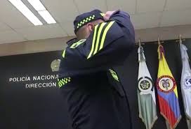 El general jorge luis vargas, director de la policía, le dijo a blu radio que el motivo por el que se evalúa este cambio es para tener una policía cercana al ciudadano, que sea muchísimo más visible, con estándares. Video Nuevos Uniformes De La Policia De Colombia Seran Azules Rcn Radio