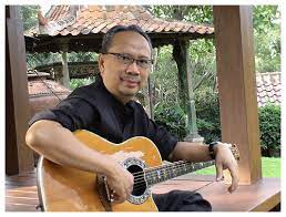 Hallo sobat setia, jumpa kembali bersama gandamusik yang selalu menyajikan kumpulan lagu dalam bentuk mp3 download beserta profil penyanyinya. Kumpulan Lagu Ebiet G Ade Mp3 Download Full Album Triprofik Com