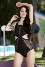 La actriz porno estadounidense Ari Dee muestra su esbelta figura y posa  desnuda al aire libre - NakedPics