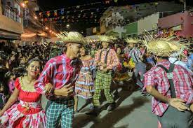 Vector illustration background with garland of hand drawn flags and straw hat. Sao Joao Comunitario 2019 O Melhor Da Tradicao Das Festas Juninas Em Gravata Prefeitura De Gravata