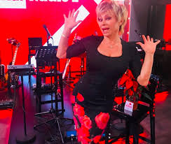 Carmen russo ed enzo paolo turchi, impegnati rispettivamente, nelle scorse settimane, coi propri lavori, hanno praticamente azzerato qualsiasi contatto fisico per evitare di potersi passare, eventualmente, il covid. Carmen Russo Io La Russina Di Fellini Per I Miei Fianchi Stretti Il Giornale Off