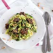 Zoodles Mit Avocado Basilikum Pesto Und Sesam Lachs Rezept Rezepte Gesund Spiralschneider Rezepte Rezepte