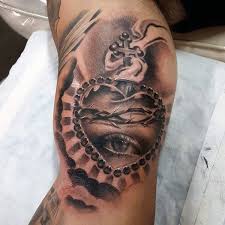 Descubra sagrado corazón mexicano imágenes de stock en hd y millones de otras fotos, ilustraciones y vectores en stock libres de regalías en la colección de shutterstock. Hombres Catolica Del Sagrado Corazon De Sun Ray Mano Tatuajes Tatuaje Sagrado Corazon Tatuajes Tatuaje De Jesus