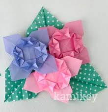 カミキィさんによる あじさいの折り紙です 折り紙1枚で作るちょっと立体感のあるあじさいです 梅雨 花 おりがみ 立体 折り紙 あじさい