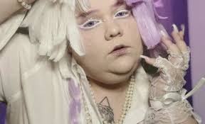 Elizabeth Carlile's Instagram, Twitter & Facebook