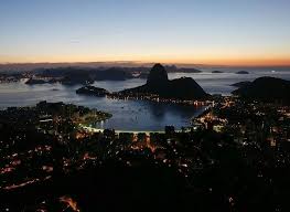 俯瞰夜幕降临前的里约热内卢 糖面包山耸立在城市的灯火之中 巴西 2014年世界杯足球赛将于6月12日正式开幕 这也是巴西自1950年后第二次成为世界杯主办国 摄影师 sergio moraes sugar loaf mountain poster prints rio de janeiro