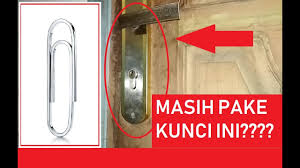 Dilansir dari popular mechanics, berikut ada 4 cara ampuh tanpa merusak pintu alias tidak destruktif sama sekali: Cara Membuka Jendela Rumah Yang Terkunci Dari Dalam Cek Bahan Bangunan