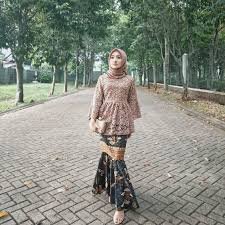 Inspirasi 8 Model Bawahan Kebaya Untuk Hijabers Saat Kondangan Model Pakaian Remaja Wanita Model Pakaian Pakaian Wanita