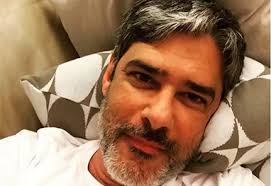 Igor Rickli e mulher prestigiam peça no Rio de Janeiro