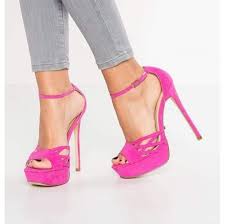 Le scarpe decollete tacco 12 rappresentano un must per la donna brillante ed elegante che desidera distinguersi dalla massa, sia sul lavoro che in occasioni . Tacco 12 Home Facebook