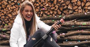 The beauty queen from enschede, east netherlands, who won the global pageant in 2017, died on wednesday lotte van der zee had complained of feeling unwell the day she suffered cardiac arrest Former Miss Teen Universe Lotte Van Der Zee Dead At Age 20 Daily Sabah