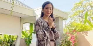 Sebelumnya, banyak warganet yang penasaran dengan agama bunga sejak menikah dengan produser film. Disebut Murtad Karena Harta Bunga Zainal Semua Agama Bisa Masuk Surga Kapanlagi Com